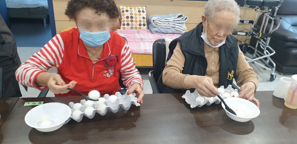 2025. 12. 1 7 탁구공옮기기(주야간보호센터)