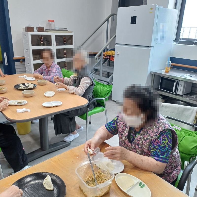 2025년10월9일 만두만들기(요양원)