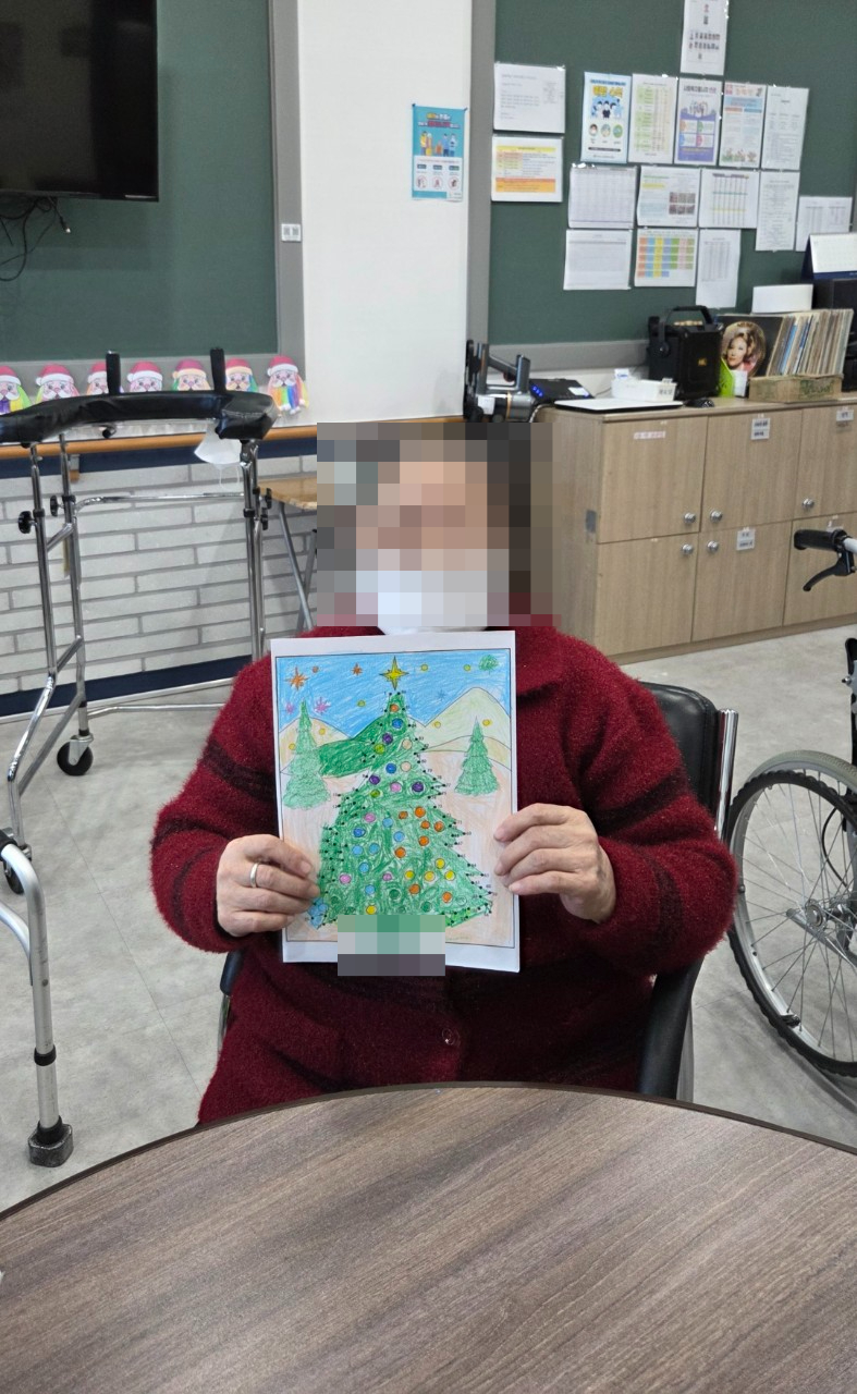 2025년 12월 30일 크리스마스트리 만들기(요양원)