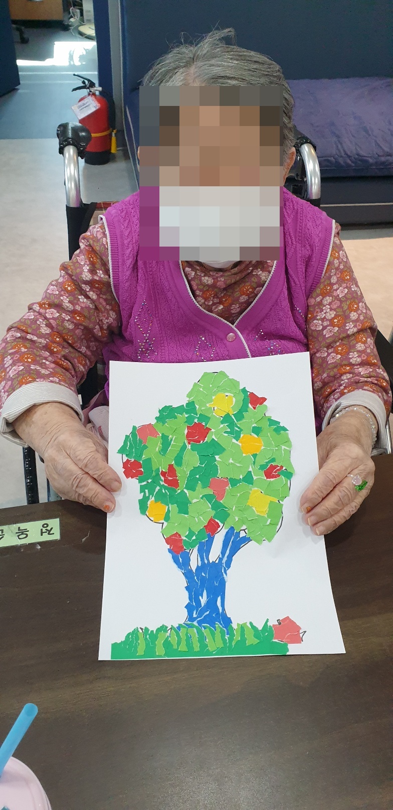 2025. 10. 15 사과나무 색종이 찢어 붙이기(주야간보호센터)