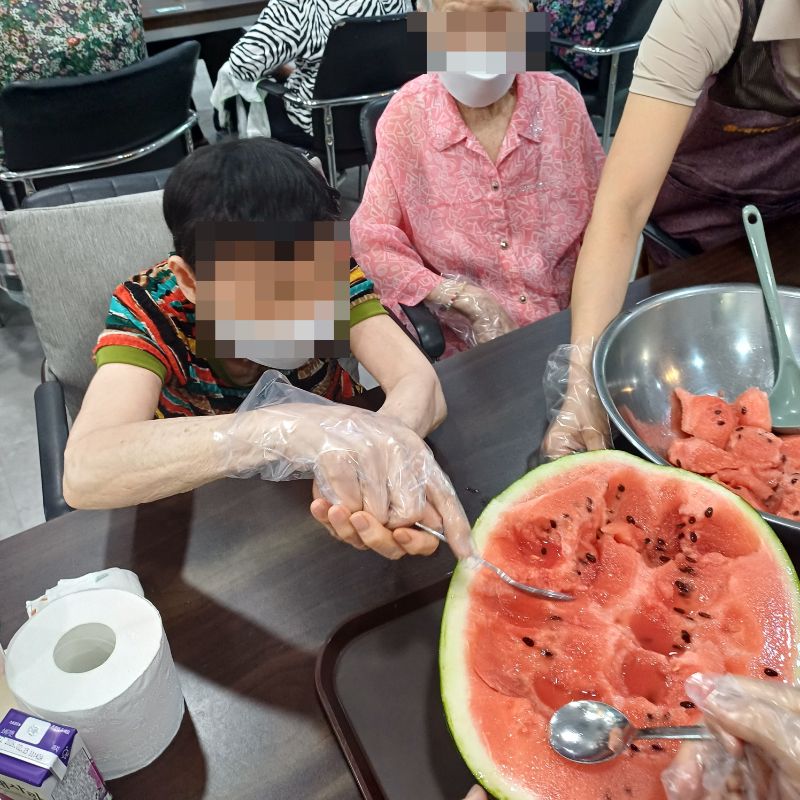 2025.07.01 수박화채만들기(주야간보호센터)